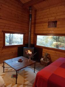 salon z kominkiem w chacie z bali w obiekcie Veiga Mariña w mieście Pontevedra +37 zdjęć
