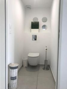 bagno bianco con servizi igienici in camera di Blue Pearl A008 a Nizza