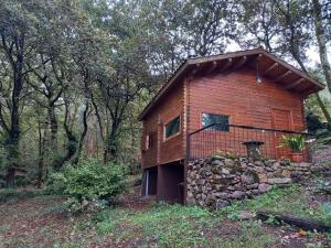 an old brick house in the middle of a forest at Veiga Mariña in Pontevedra