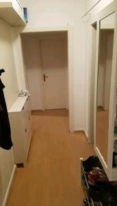an empty room with a kitchen and a closet at Apartment im Zentrum in Frankfurt/Main