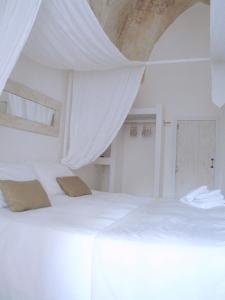 ガリポリにあるCorte Molineのベッドルーム(天蓋付き白いベッド1台付)