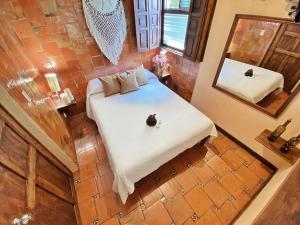 - Vistas a un dormitorio con cama y espejo en Santuario Las Escaleras en San Cristóbal de Las Casas