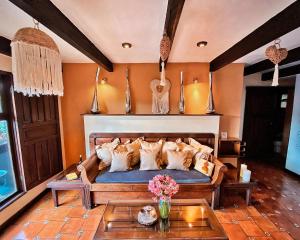 a room with a bed with pillows on it at Santuario Las Escaleras in San Cristóbal de Las Casas