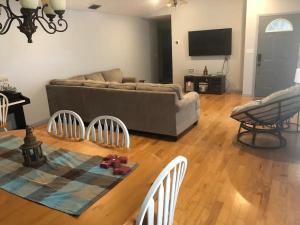 sala de estar con sofá, mesa y sillas en Hudson Home, en Bayonet Point