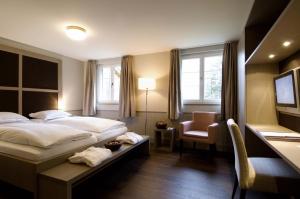 Säng eller sängar i ett rum på Hotel und Naturresort Handeck