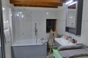 Kylpyhuone majoituspaikassa Gîte des Bruns en chartreuse