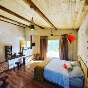 um quarto com uma cama com um coração vermelho em Chalé Bella Vista Privacidade e Exclusividade em Ouro Preto