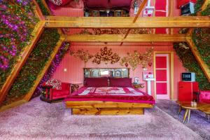 um quarto com uma cama num quarto coberto de flores em Hicksville Pines Chalets & Motel em Idyllwild