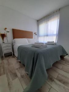 - une chambre avec un lit et une couverture dans l'établissement DEPARTAMENTO LA GAVIOTA, à Salta