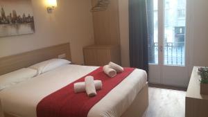 Cama o camas de una habitación en Hostal Barcelona Travel