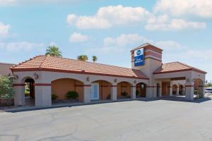 un edificio con un estacionamiento delante de él en Best Western Phoenix Goodyear Inn, en Goodyear