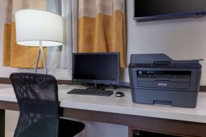 TV a/nebo společenská místnost v ubytování Best Western Phoenix Goodyear Inn