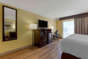 TV a/nebo společenská místnost v ubytování Best Western Phoenix Goodyear Inn