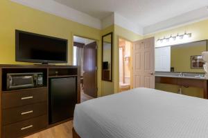 Kuchyň nebo kuchyňský kout v ubytování Best Western Phoenix Goodyear Inn