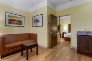 Postel nebo postele na pokoji v ubytování Best Western Phoenix Goodyear Inn
