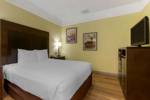TV a/nebo společenská místnost v ubytování Best Western Phoenix Goodyear Inn