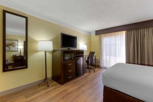 TV a/nebo společenská místnost v ubytování Best Western Phoenix Goodyear Inn