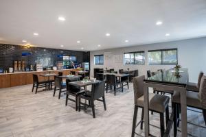 a restaurant with tables and chairs and a bar at Best Western Big Country Inn in Coalinga