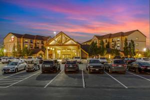 Best Western PLUS Bryce Canyon Grand Hotel في برايس كانيون: موقف سيارات متوقف امام الفندق