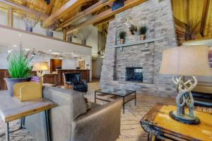 Best Western PLUS Bryce Canyon Grand Hotel tesisinde bir oturma alanı