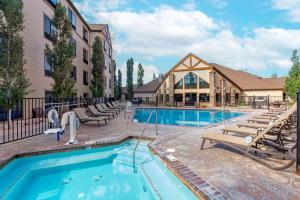 een zwembad met ligstoelen en een hotel bij Best Western PLUS Bryce Canyon Grand Hotel in Bryce Canyon