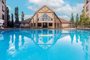 a building with a pool of water in front of it at Best Western PLUS Bryce Canyon Grand Hotel in Bryce Canyon