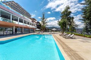Radisson Blu Hotel Trabzon في طرابزون: مسبح امام مبنى