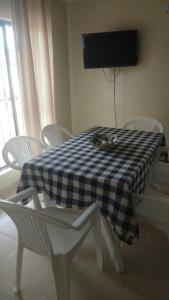 a table with a cat sitting on a checkered table cloth at Acogedora Casa Flandes in Flandes