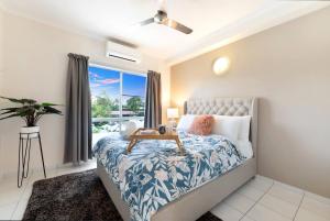 Voodi või voodid majutusasutuse Oceanfront Arafura Abode with Stunning Views toas