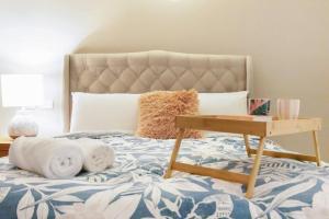 Voodi või voodid majutusasutuse Oceanfront Arafura Abode with Stunning Views toas