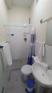 Lamas的住宿－Loft Central en Lamas，白色的浴室设有卫生间和水槽。