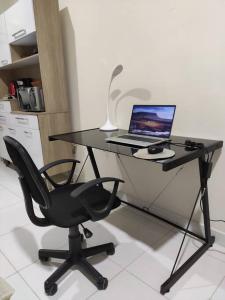 a black desk with a laptop and a chair at Loft Central en Lamas in Lamas