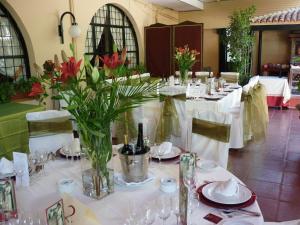 Reštaurácia alebo iné gastronomické zariadenie v ubytovaní Hotel Castillo de Montemayor