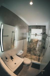 La salle de bains est pourvue d'une douche, de toilettes et d'un lavabo. dans l'établissement SOKZO Miramar, à San Juan