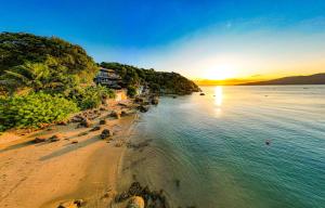an aerial view of a beach at sunset at Casa pé na areia para até 14 pessoas em bombinhas in Bombinhas