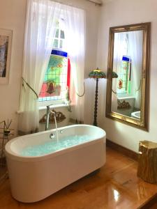 Afbeelding uit fotogalerij van The Old Eltham Post Office-Luxury B&B Sth Taranaki NZ in Eltham