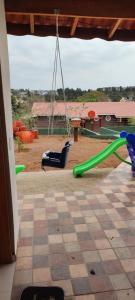 a swing in a backyard with a playground at Casa Campo Bragança in Bragança Paulista