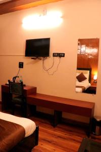 TV a/nebo společenská místnost v ubytování Hotel Rajat Residency Bijnor