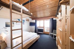 Postel nebo postele na pokoji v ubytování Arena Lodge