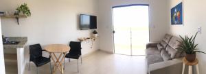 uma sala de estar com um sofá e uma mesa em Sua casinha de férias em Icapui CE em Icapuí