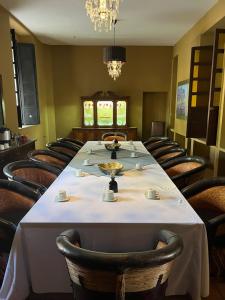 une salle à manger avec une grande table et des chaises dans l'établissement Gran Casa Xalisco, à Guadalajara