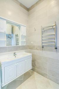 y baño con lavabo blanco y espejo. en Amazing Apartment İn Center en Baku
