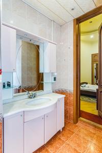 y baño con lavabo blanco y espejo. en Amazing Apartment İn Center en Baku
