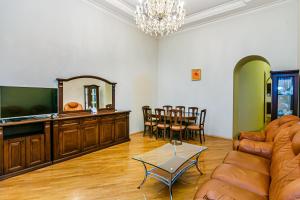 sala de estar con sofá y mesa en Amazing Apartment İn Center en Baku