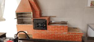 a kitchen with a brick oven in a kitchen at Casa Campo Bragança in Bragança Paulista