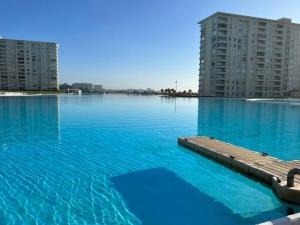 Piscina de la sau aproape de Hermoso departamento en Laguna Bahía - Algarrobo
