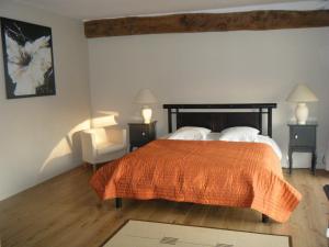 a bedroom with a bed and two lamps and a chair at Gîte Du Haut Ballot in Wambrechies