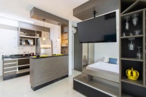 Habitación con cocina con cama y barra. en Bright Studio - GRU, en Guarulhos