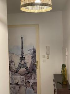eine Zeichnung des Eiffelturms an der Wand in der Unterkunft Maison agréable et spacieuse aux portes de Paris et du métro in Saint-Ouen