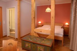 מיטה או מיטות בחדר ב-Landgasthof Haueis